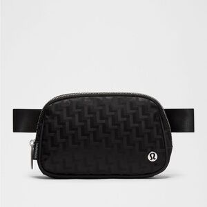 NWT Lululemon Everywhere Belt Bag *L Monogram Jacquard
LLL Geo Pattern Jacquard